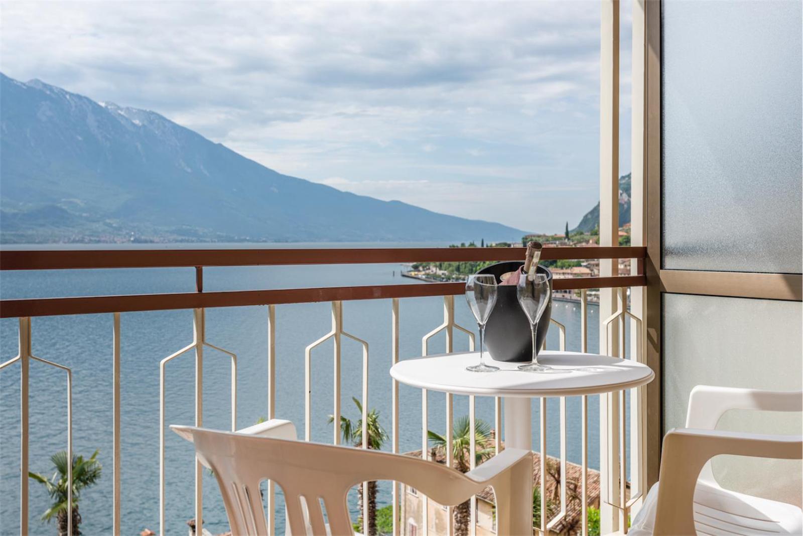 Hotel Splendid Palace Лимоне сул Гарда Екстериор снимка